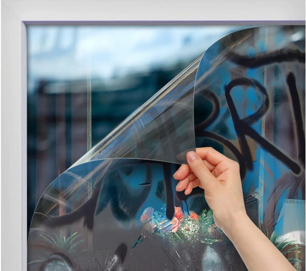 Pellicola antigraffiti sopra un vetro