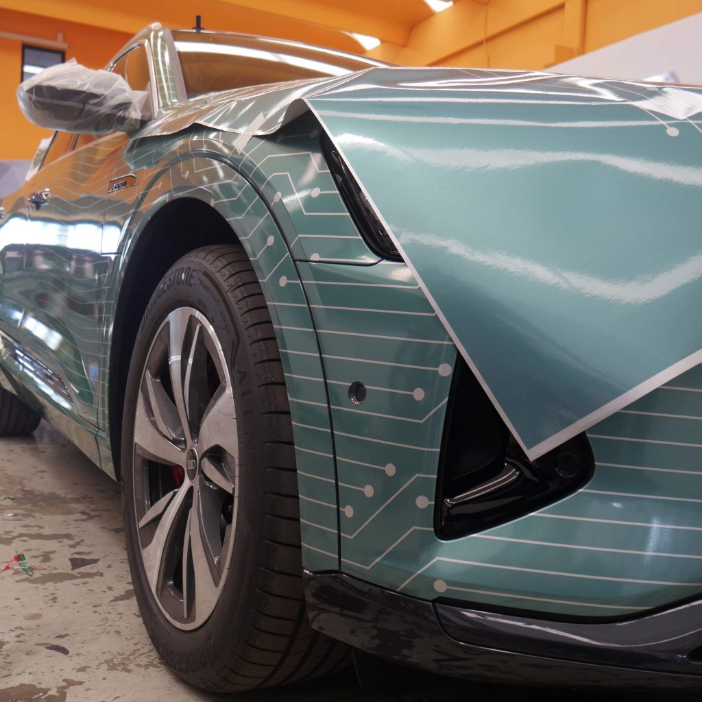 Wrapping fronte Audi Q8 Pico Design per Interni Magazine